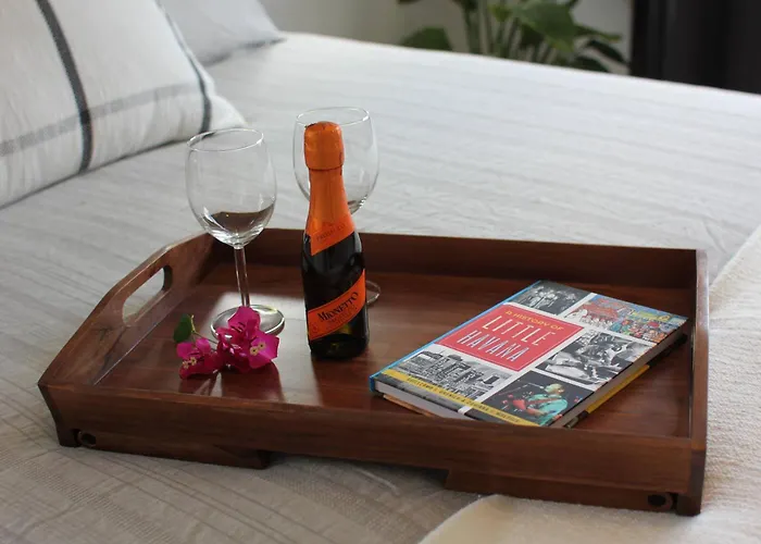 Casa Cuba In Little Havana, Brickell, Calle 8 And 10 Minutes To The Beach Free Parking